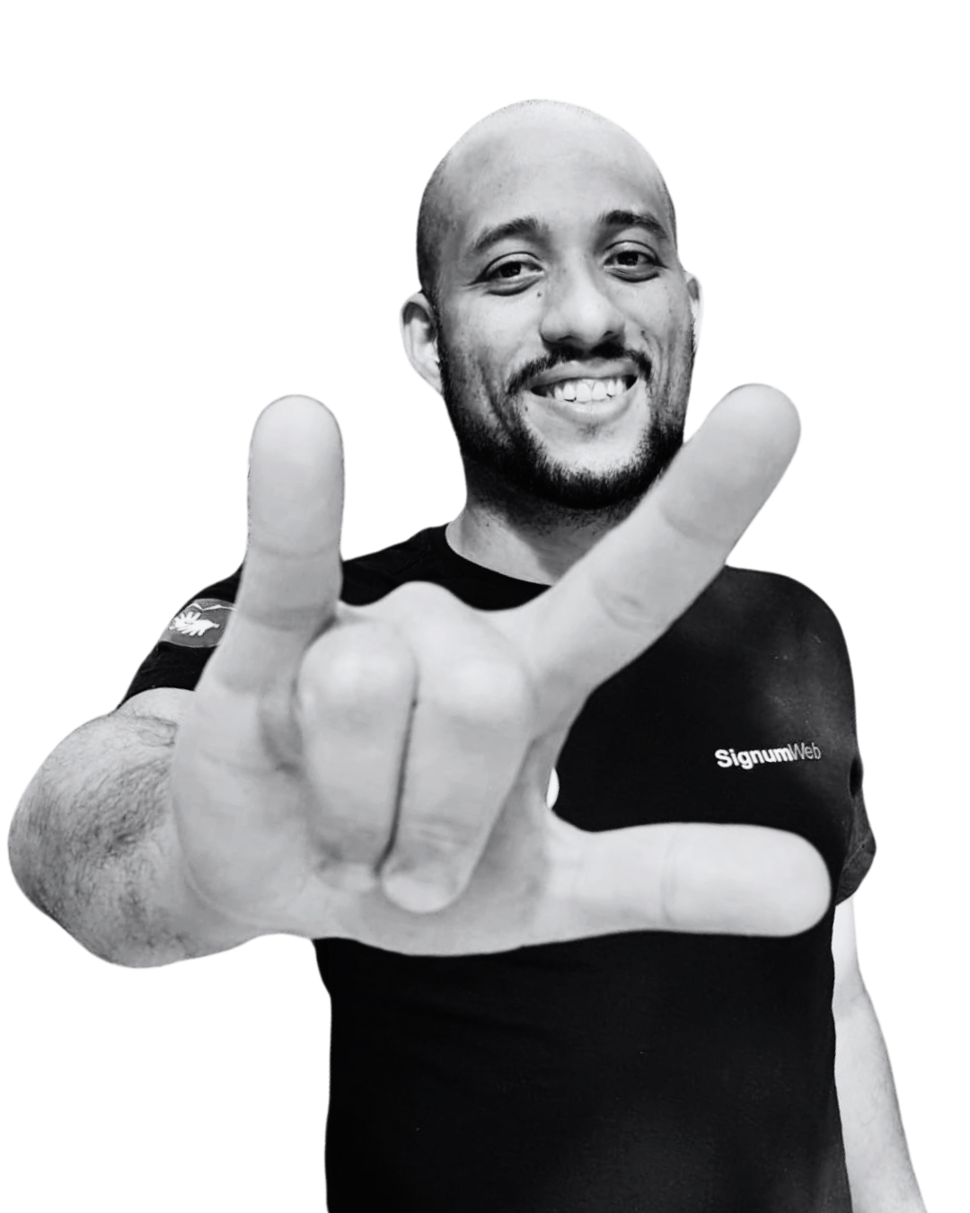 Felipe Barros, cofundador da SignumWeb, sinalizando 'eu te amo' em Libras